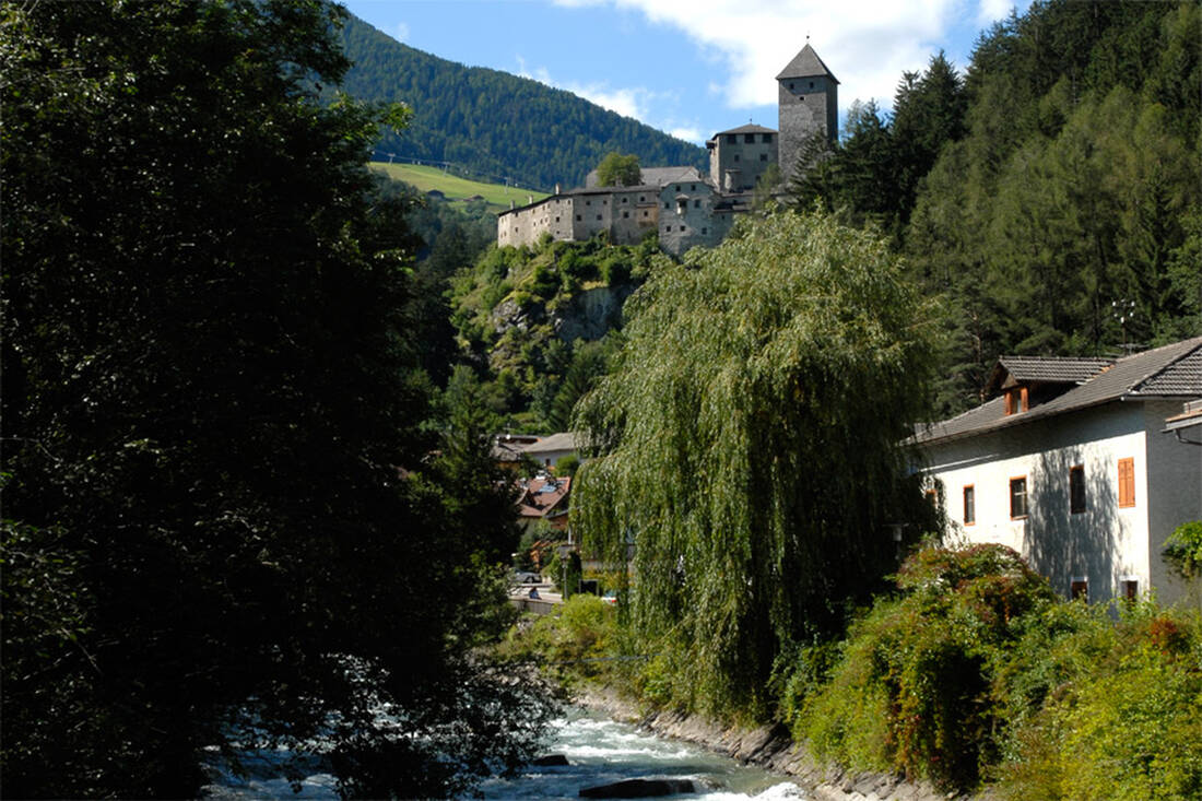 Ahr mit Pfarrkirche und Burg Taufers