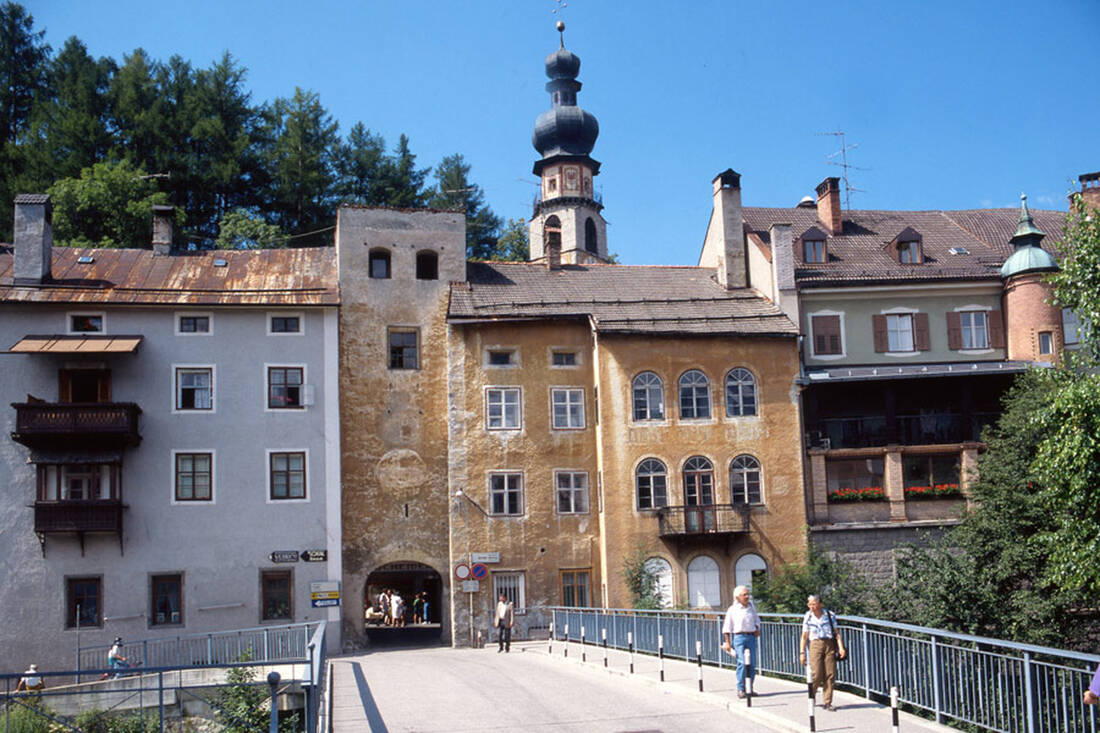 Altstadt in Bruneck mit Kirche