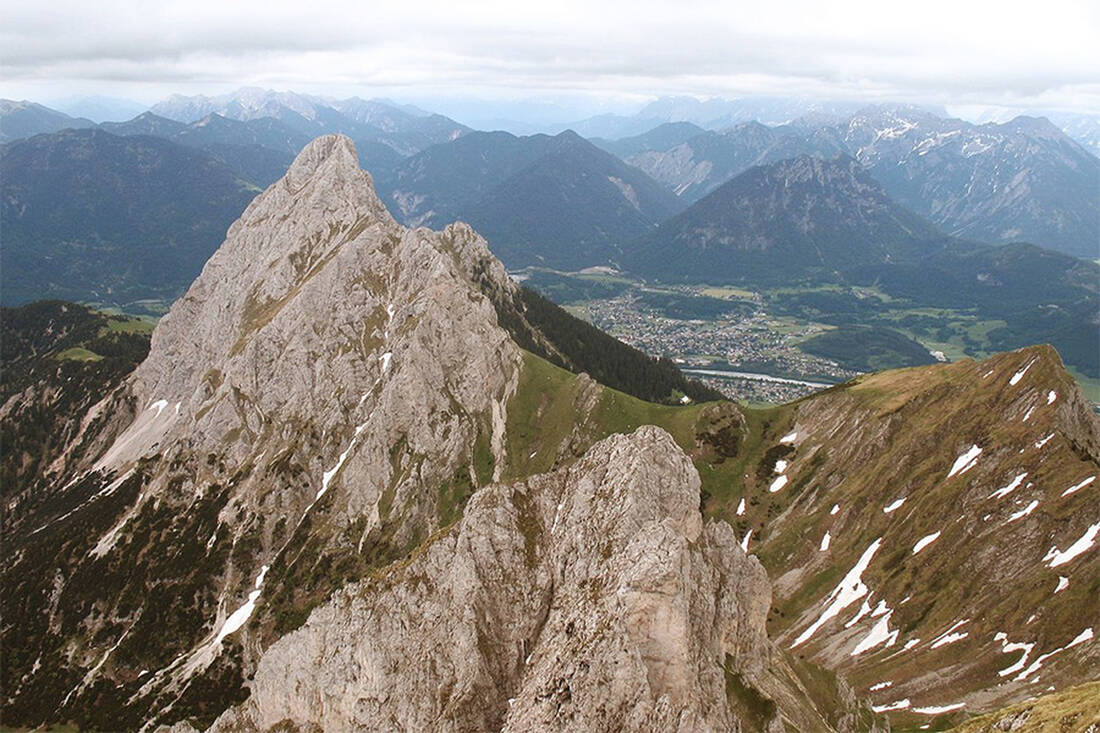 Gehrenspitze (2.163 m) im Hintergrund Reutte