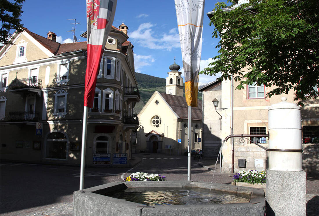 Dorfbrunnen in Glurns im Vinschgau 