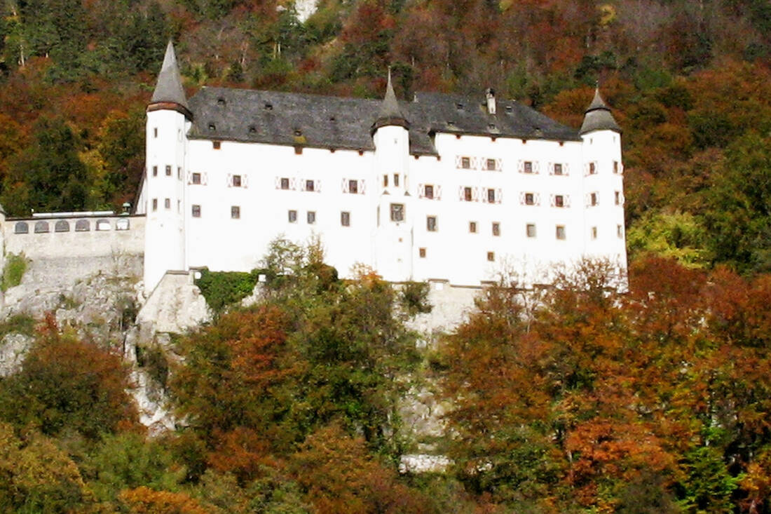 Herbstliches Schloss Tratzberg