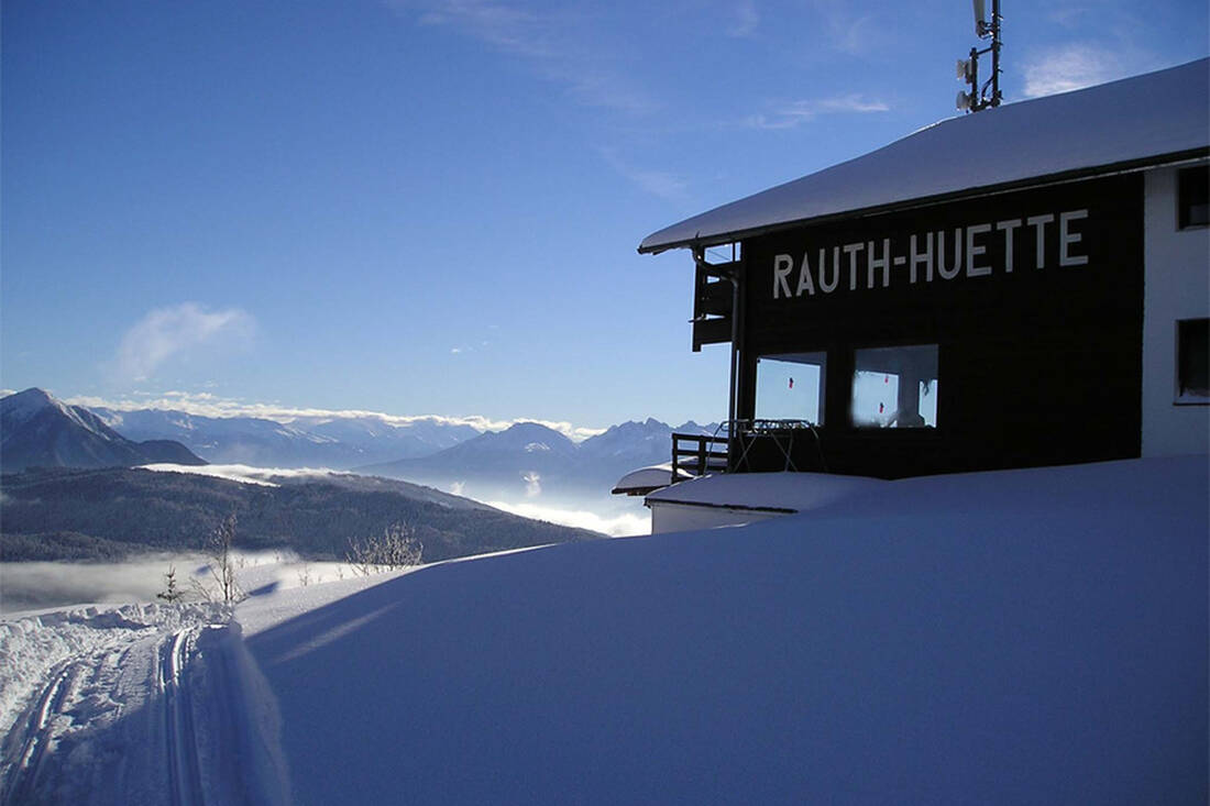 rauthhuette-mit-winterpanorama.jpg