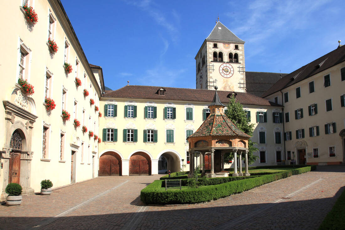 Kloster Neustift Innenhof mit Wunderbrunnen