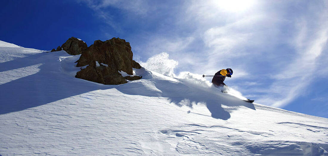 Skifahrer am Berggrad