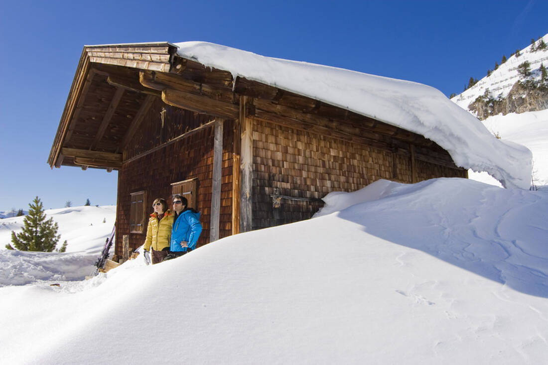 verschneite Hütte in der Region Achensee