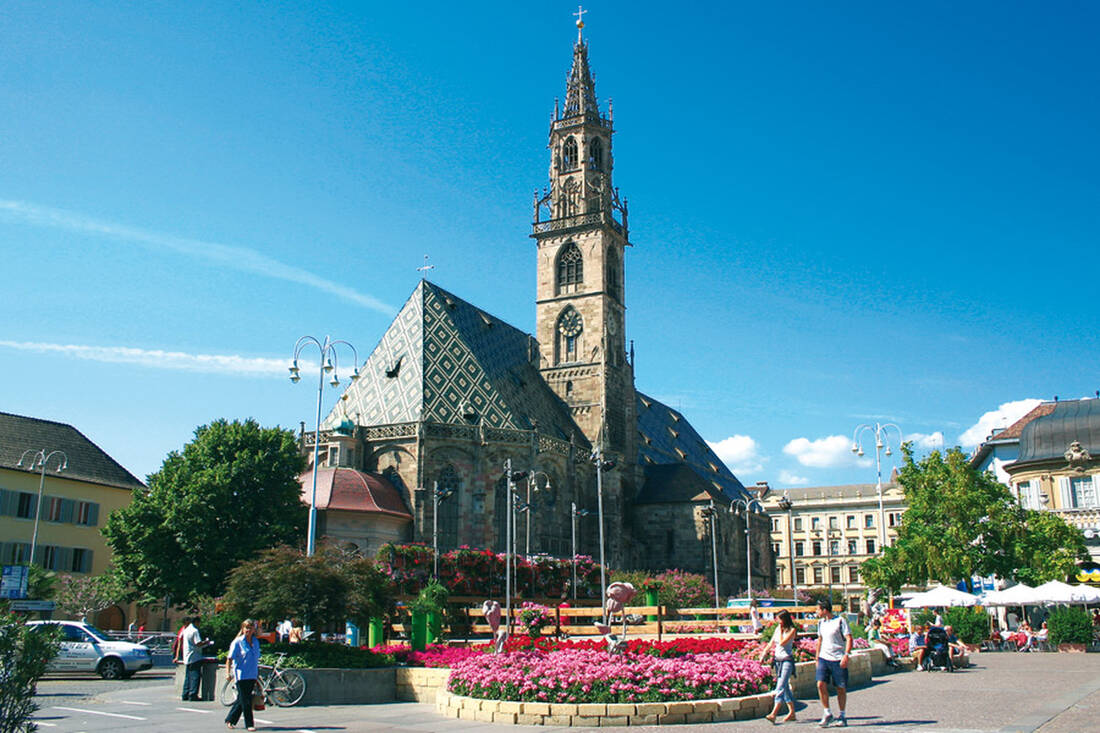 Waltherplatz mit Pfarrkirche in Bozen