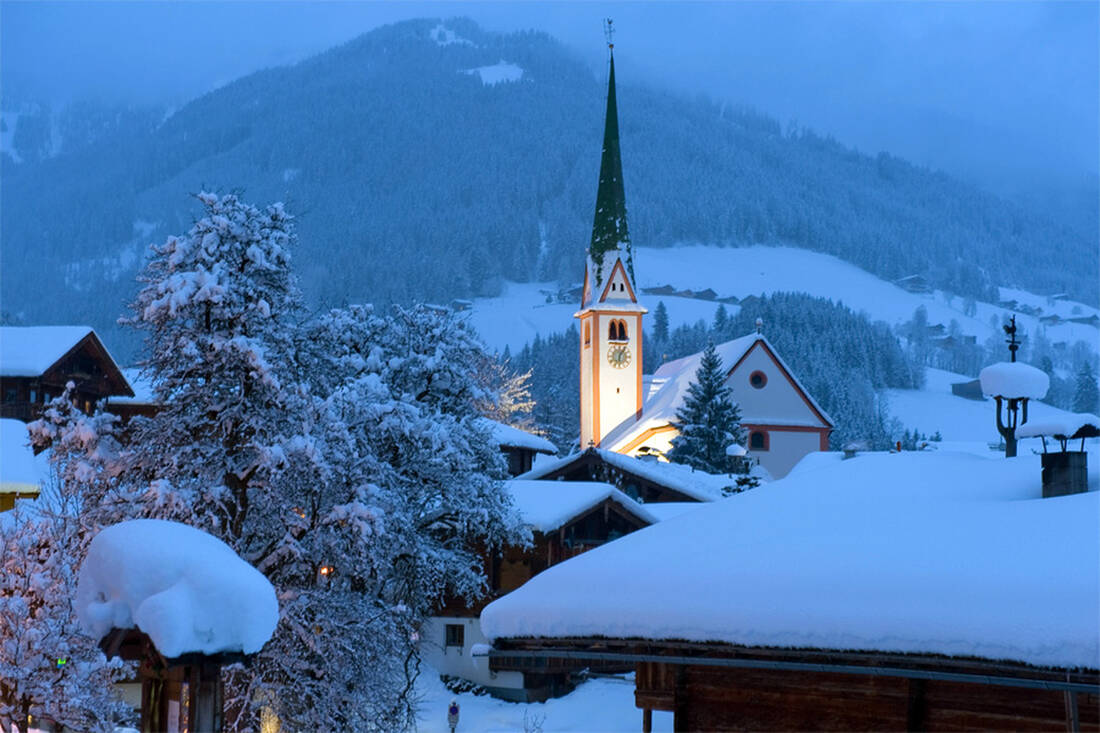 Winterliches Alpbach in der Nacht