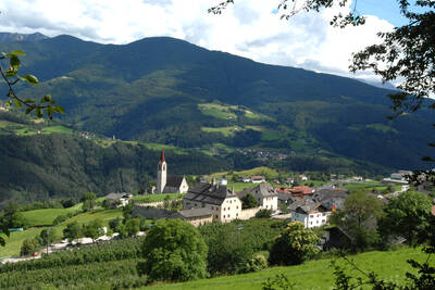 Feldthurns mit Schloss Velturns