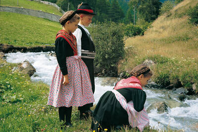 Südtiroler Kinder mit Trachten