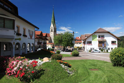 Terenten Pfarrkirche und Rathaus